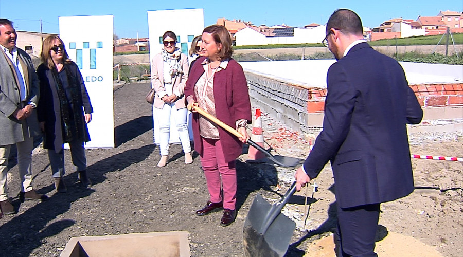 LA PRESIDENTA DE LA DIPUTACIÓN COLOCA LA PRIMERA PIEDRA DE LA NUEVA PISCINA DE COBEJA